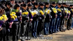 Thầy giáo qua đời, đám tang hơn 1000 người xa lạ đến dự: Gia đình dọn di vật phát hiện bí mật chấn động 